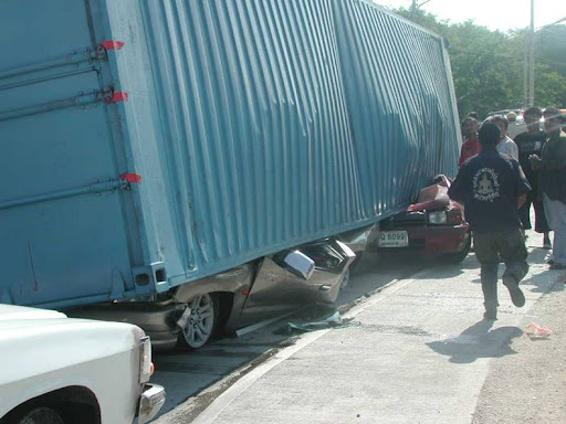Reasons not to drive close to container trucks Reasons not to drive close to container trucks
