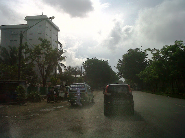 kerusakan jalan raya serang depan torabika