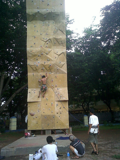 gitong sedang beraksi memanjat tebing