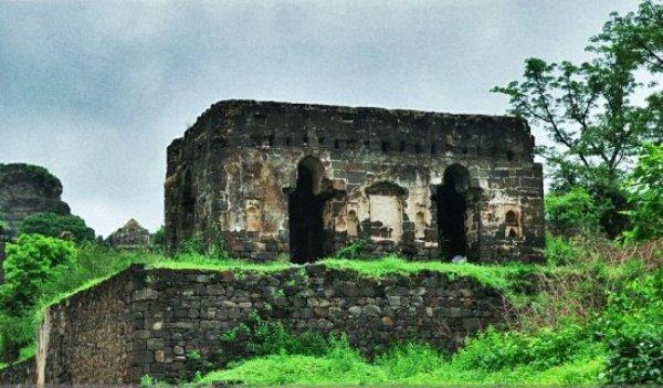 [1.Daulatabad Fort - Historical Place in India[3].jpg]