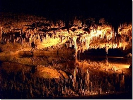 4.Stalagtites adorn the roof of Luray Caverns Virginia