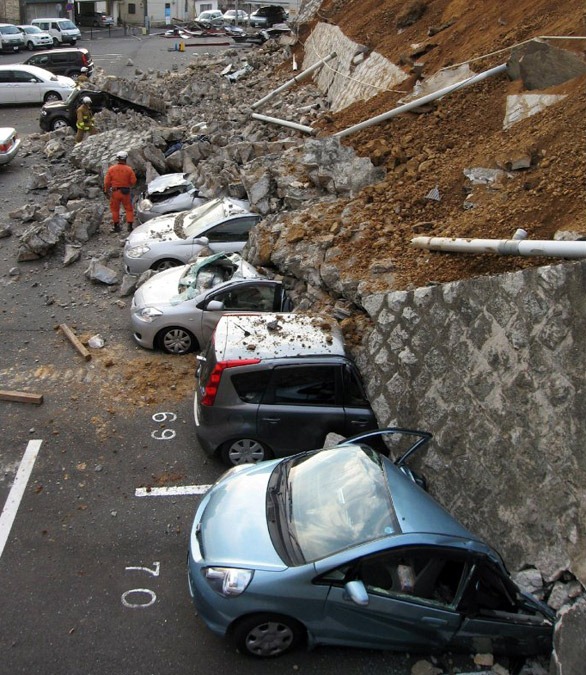 [Japan-Hit-By-Massive-Earthquake-Tsunami-stills7[3].jpg]