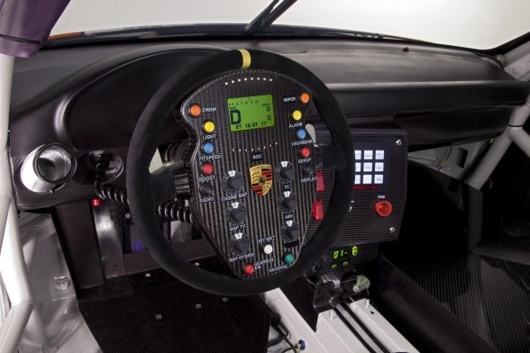 [2011-Porsche-911-GT3-R-Hybrid-Cockpit-View[4].jpg]