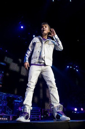 [Justin-Bieber-performs-live-at-the-02-Arena-on-March-14-2011-in-London-England-justin-bieber[3].jpg]