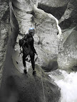 Nad&egrave;ge se lance dans ce rappel de 5m, acc&egrave;s de la tyroli&egrave;ne.