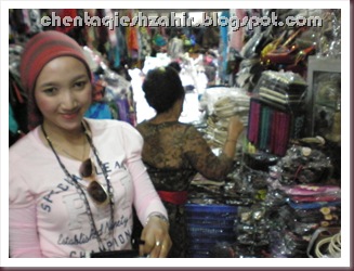 shopping at pasar sukawati