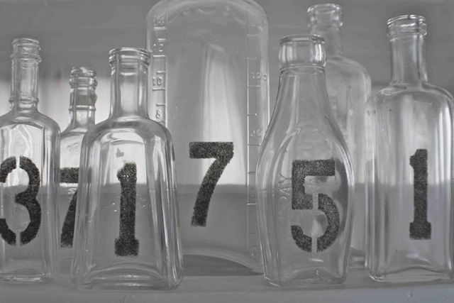 [diy-table-numbers-stenciled-bottles1[1].jpg]