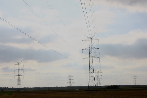Linie przesyłowe energii elektrycznej.