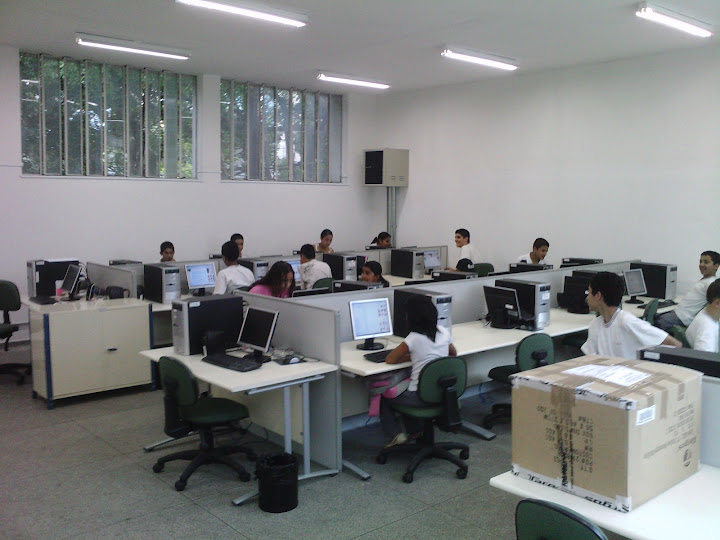 Uma prévia do uso da Sala Acessa Escola no CEDOM.