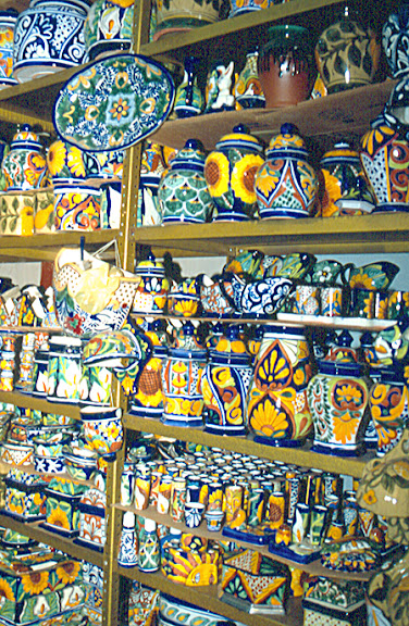 Stock image a vitriolic pottery, also talavera pottery, traditional mexican handcraft, at marketplace "La Ciudadela" in Mexico City