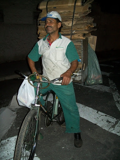 Seo Zé, pedala das 6h às 23h catando papelão. Foto: Pedalante