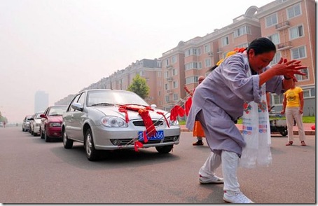 woman_dragged_six_cars2