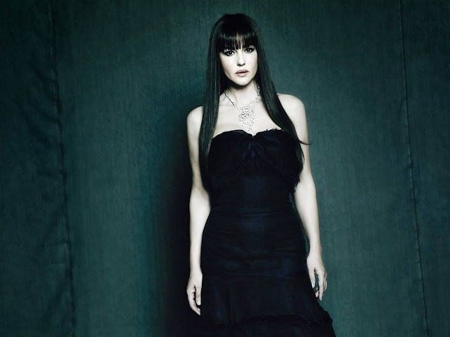 Hot and Sexy Monica Bellucci Wallpapers