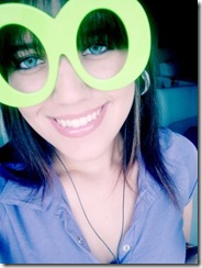 morena de olhos azuis com oculos verdes morena de olhos azuis com oculos verdes