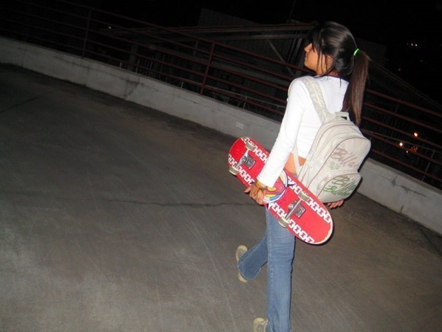 [morena com skate na mao[2].jpg]