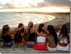 amigas vendo por-do-sol na praia