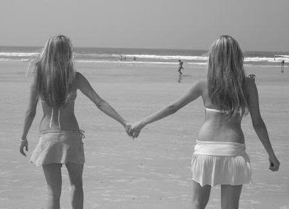 [amigas de costas na praia[2].jpg]