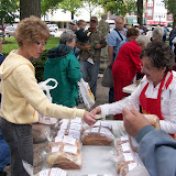 Jane Kruse of Washington sells one of her 12 varieties of bread to a farmers' market patron (KCII News)