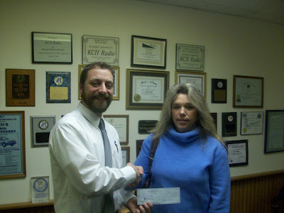 Kim Entzminger of Washington chose $1000 cash from KCII for her prize.