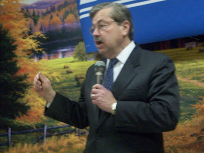 Branstad at Frontier Family Restaurant in Washington (KCII NEWS)