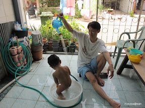 พู่กันเล่นน้ำกับพ่อ