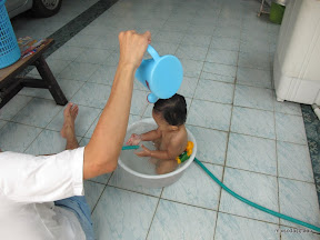 พู่กันเล่นน้ำกับพ่อ