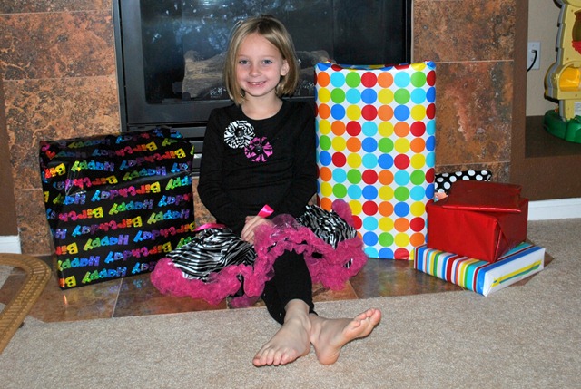 [Halle and her presents[3].jpg]