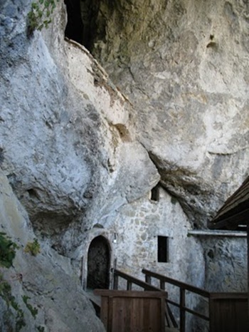 cave_castle_slovenia_09