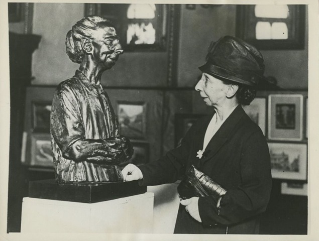 [Miss Sarah Dover looking at the statue of herself 1931[5].jpg]