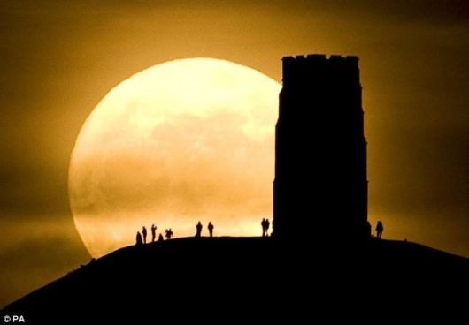 [close_encounter_supermoon_02[5].jpg]
