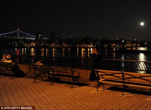 [close_encounter_supermoon_05[5].jpg]