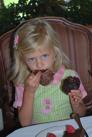 [AGandbigcupcake2.jpg]