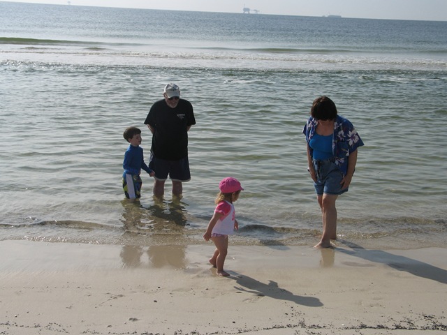 [kidsonbeach09_1175[2].jpg]
