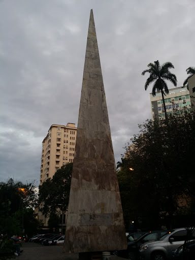 Praça Afonso Arinos