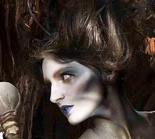 [Illamasqua-Art-Of-Darkness-winter-2010-Dark-Angel-makeup[4].jpg]