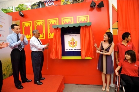 [President & Beatrice Chia unveils the Main Box[5].jpg]