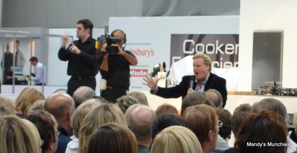[Olly warms up the crowd[5].jpg]