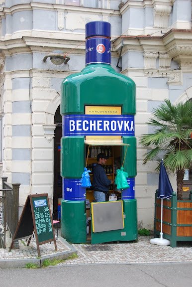 卡洛維瓦利店家販賣的溫泉酒。