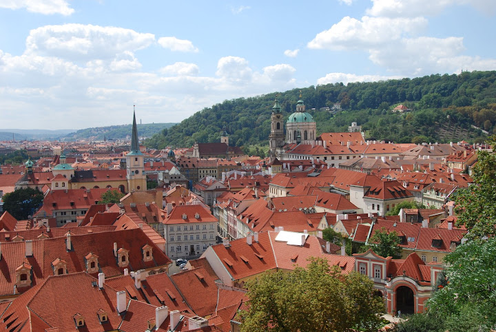 從城堡旁俯瞰的布拉格市街。