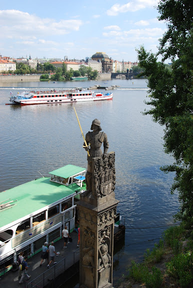 查理士大橋旁矗立的雕像。