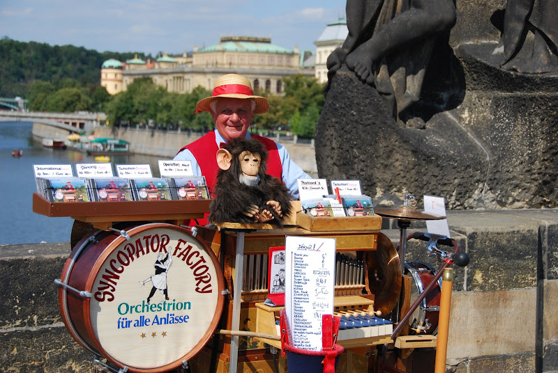查理士大橋特色的藝術表演。