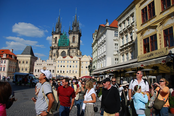 每近整點，舊市政廳鐘樓前總是擠滿了遊客。