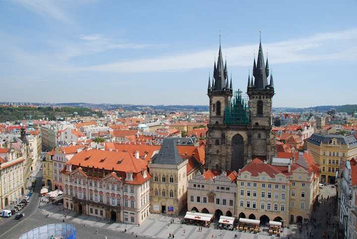 由鍾樓塔頂俯瞰的舊城廣場。