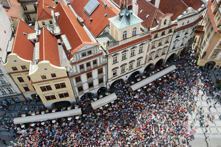 層層疊疊的人潮守在鐘樓周圍，等待著整點的報時。