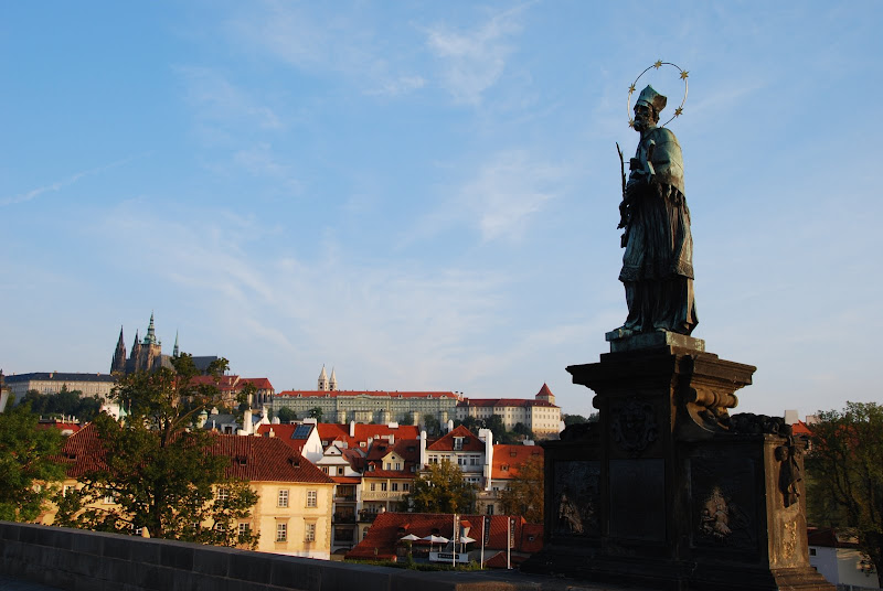 不同角度的聖約翰‧內波穆克雕像。