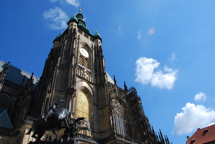 聖維塔教堂的雄偉外觀。