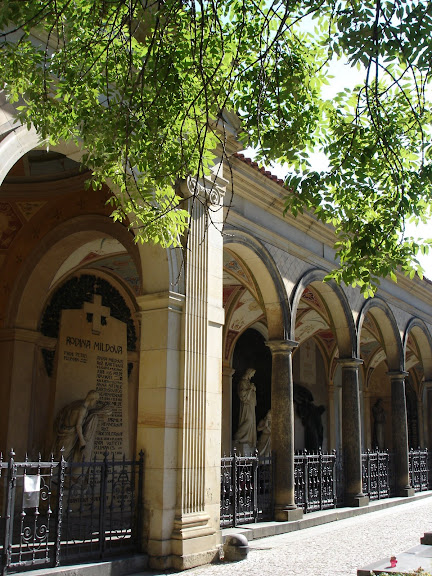 維思哈瑞迪墓園。