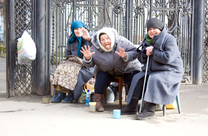 Бабки у церкви