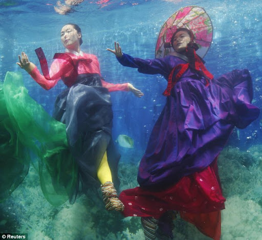Underwater Fashion Show article 0 0AE03A43000005DC 340 634x581 Underwater Fashion Show