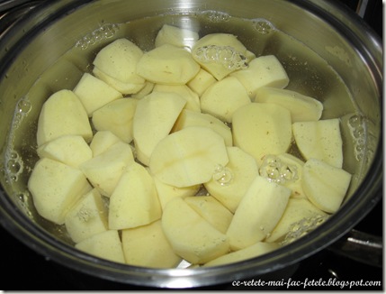 Piure de cartofi - tinem cartofii in apa calda